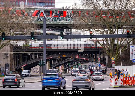 Verkehr auf der Deutz-Müelheimer-Straße, Eisenbahnbrücken vor dem Bahnhof Köln Deutz/Messe, in Deutz, ZNordrhein-Westfalen, Deutschland Stockfoto