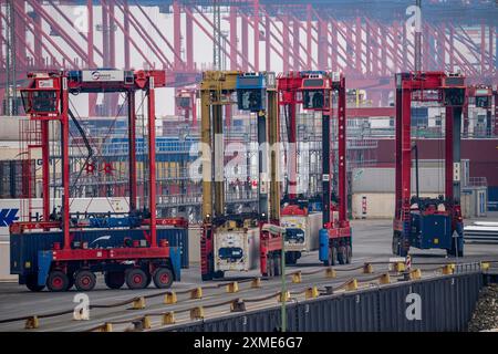 Containerterminal im Seehafen Bremerhaven, Eurogate Containerterminal mit fast 50 Containerbrücken, Kränen, auf einer Länge von über 4 Stockfoto