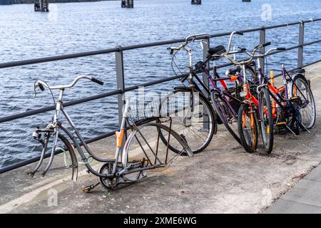 Fahrradschrott, alte, teilweise geplünderte, demontierte Fahrräder, in der HafenCity in Hamburg, am Ufer eines Hafenbeckens Stockfoto