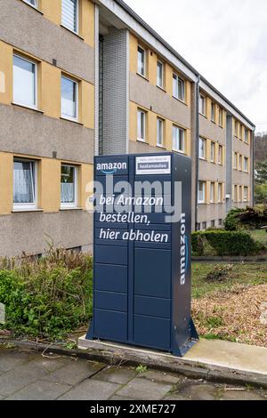 Amazon locker, Abholstation für Pakete und Sendungen in einer Wohnsiedlung, in Hagen Vorhalle, Nordrhein-Westfalen Stockfoto