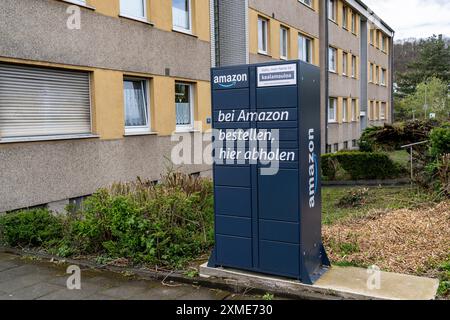 Amazon locker, Abholstation für Pakete und Sendungen in einer Wohnsiedlung, in Hagen Vorhalle, Nordrhein-Westfalen Stockfoto