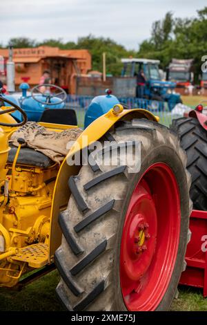 Alte Traktoren auf einer Landwirtschaftsmesse auf der isle of wight, alte Traktoren und Landmaschinen. Stockfoto