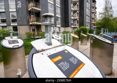 Unterirdisches Abfallentsorgungssystem, Abfallsäulen für verschiedene Abfallarten, in unterirdischen Sammelbehältern, in einem Wohnkomplex in Stockfoto