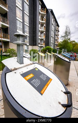 Unterirdisches Abfallentsorgungssystem, Abfallsäulen für verschiedene Abfallarten, in unterirdischen Sammelbehältern, in einem Wohnkomplex in Stockfoto