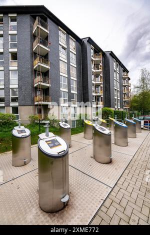 Unterirdisches Abfallentsorgungssystem, Abfallsäulen für verschiedene Abfallarten, in unterirdischen Sammelbehältern, in einem Wohnkomplex in Stockfoto