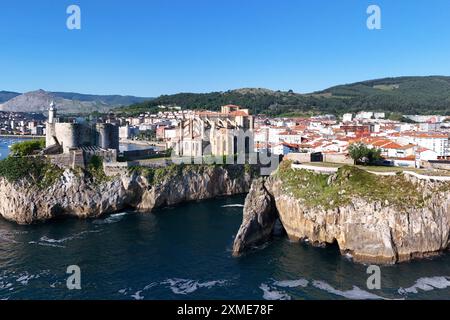 Blick auf die Stadt und den Hafen von Castro Urdiales am Meer in Spanien Stockfoto