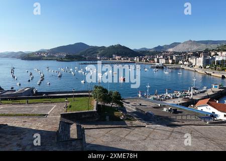 Blick auf die Stadt und den Hafen von Castro Urdiales am Meer in Spanien Stockfoto