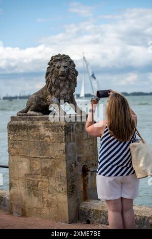 cowes isle of wight, weibliche Touristen fotografieren die Löwenstatue am Meer an der ägyptischen Esplanade Stockfoto