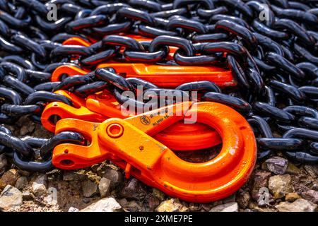 Schwere, dicke Ketten aus Stahl, schwarze Kettenglieder, orange lackierte Haken, Deutschland Stockfoto