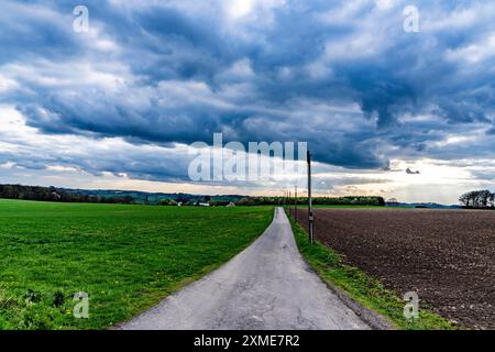 Feldweg, dicke, schwarze Regenwolken, Landschaft im Bergischen Land, bei Halver, Nordrhein-Westfalen, Deutschland Stockfoto