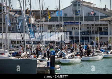 Yachten und Zuschauer der cowes Yacht haben auf der isle of wight während der jährlichen cowes Week Segelregatta Stockfoto