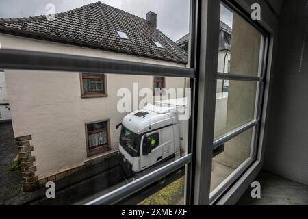 Innenstadtverkehr, LKW durch Breckerfeld, enge Passage in der Frankfurter Straße, direkt neben den Wohnhäusern Stockfoto