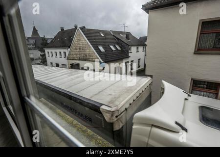 Innenstadtverkehr, LKW durch Breckerfeld, enge Passage in der Frankfurter Straße, direkt neben den Wohnhäusern Stockfoto