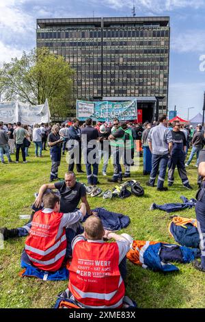 Demonstration zahlreicher Tausender Stahlarbeiter vor dem Hauptsitz von ThyssenKrupp Steel Europe in Duisburg gegen massiven Arbeitsplatzabbau Stockfoto