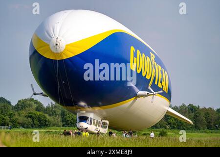 Der neu am Flughafen Essen/Mühlheim stationierte Zeppelin NT führt Sightseeing-Flüge über das Rhein-Ruhr-Gebiet durch, landet, Passagiere einsteigen und Stockfoto