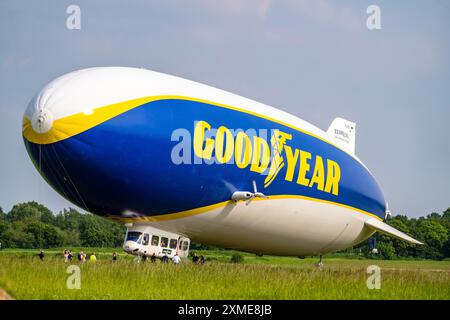 Der neu am Flughafen Essen/Mühlheim stationierte Zeppelin NT führt Sightseeing-Flüge über das Rhein-Ruhr-Gebiet durch, landet, Passagiere einsteigen und Stockfoto