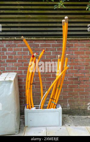 Verteilerkasten, in denen leere Leitungen für Lichtwellenleiter ankommen und angeschlossen werden, in denen das eigentliche Lichtwellenleiter später in und eingeblasen wird Stockfoto