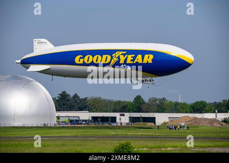 Der neu am Flughafen Essen/Mühlheim stationierte Zeppelin NT führt ab dem Luftschiffshangar Sightseeing-Flüge über das Rhein-Ruhr-Gebiet durch Stockfoto