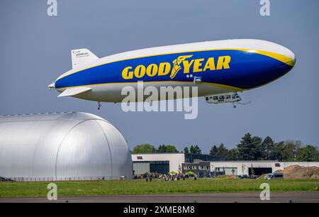 Der neu am Flughafen Essen/Mühlheim stationierte Zeppelin NT führt ab dem Luftschiffshangar Sightseeing-Flüge über das Rhein-Ruhr-Gebiet durch Stockfoto