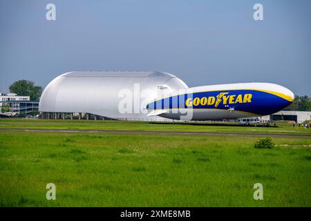 Der neu am Flughafen Essen/Mühlheim stationierte Zeppelin NT führt ab dem Luftschiffshangar Sightseeing-Flüge über das Rhein-Ruhr-Gebiet durch Stockfoto