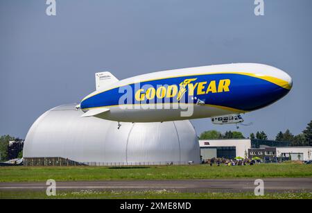 Der neu am Flughafen Essen/Mühlheim stationierte Zeppelin NT führt ab dem Luftschiffshangar Sightseeing-Flüge über das Rhein-Ruhr-Gebiet durch Stockfoto