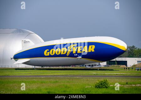 Der neu am Flughafen Essen/Mühlheim stationierte Zeppelin NT führt ab dem Luftschiffshangar Sightseeing-Flüge über das Rhein-Ruhr-Gebiet durch Stockfoto