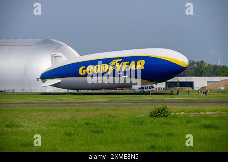 Der neu am Flughafen Essen/Mühlheim stationierte Zeppelin NT führt ab dem Luftschiffshangar Sightseeing-Flüge über das Rhein-Ruhr-Gebiet durch Stockfoto