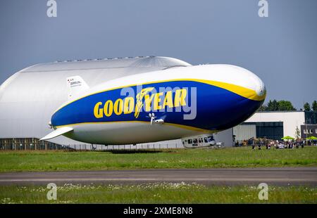 Der neu am Flughafen Essen/Mühlheim stationierte Zeppelin NT führt ab dem Luftschiffshangar Sightseeing-Flüge über das Rhein-Ruhr-Gebiet durch Stockfoto