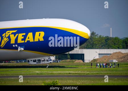 Der neu am Flughafen Essen/Mühlheim stationierte Zeppelin NT führt ab dem Luftschiffshangar Sightseeing-Flüge über das Rhein-Ruhr-Gebiet durch Stockfoto