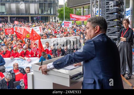 Demonstration vieler Tausender Stahlarbeiter vor dem ThyssenKrupp-Hauptsitz in Essen gegen massiven Arbeitsplatzabbau nach der Teilnahme Stockfoto