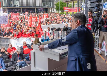 Demonstration vieler Tausender Stahlarbeiter vor dem ThyssenKrupp-Hauptsitz in Essen gegen massiven Arbeitsplatzabbau nach der Teilnahme Stockfoto