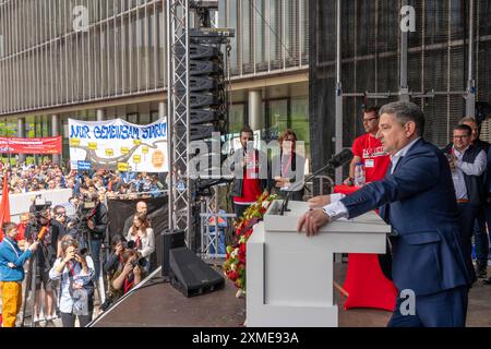 Demonstration vieler Tausender Stahlarbeiter vor dem ThyssenKrupp-Hauptsitz in Essen gegen massiven Arbeitsplatzabbau nach der Teilnahme Stockfoto