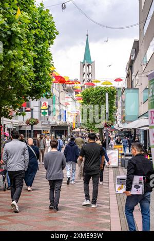 Das Stadtzentrum von Gelsenkirchen, Bahnhofstraße, Fußgängerzone, Einkaufsstraße, Geschäfte, turm der evangelischen Altstadtkirche, Norden Stockfoto