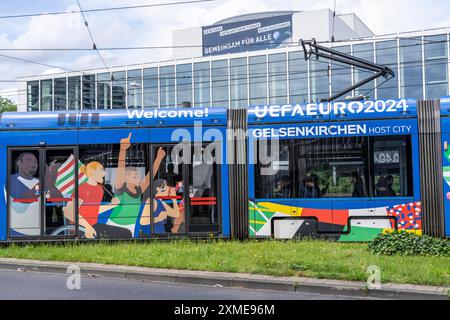 BOGESTRA Tram im offiziellen Design der Fußball-Europameisterschaft 2024, Linie 302, hinter der mir, Musiktheater im Revier Stockfoto