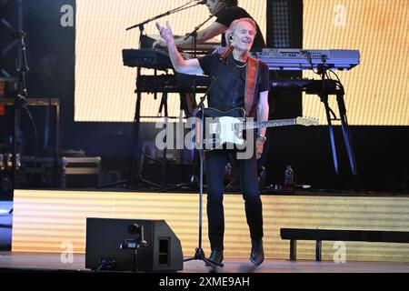 Borgholm, Schweden. Juli 2024. BORGHOLM, SCHWEDEN 20240727Tomas Ledin tritt während eines Konzerts in Borgholms Burgruine auf Öland auf. Das schwedische Königspaar nahm an dem Konzert Teil. Foto: Mikael Fritzon/TT/Code 62360 Credit: TT News Agency/Alamy Live News Stockfoto