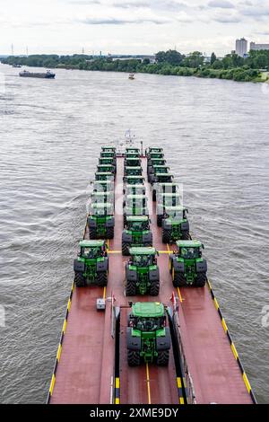 Rhein RO-Ro Service BV, Fahrzeugfrachter Dynamica, transportiert gerade Traktoren, Traktoren, Frachtschiff auf dem Rhein, bei Krefeld, Deutschland Stockfoto