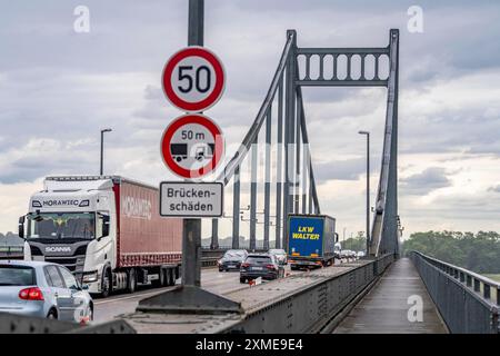 Die Krefeld-Uerdinger Brücke über den Rhein, zwischen Krefeld und Duisburg, Zügelgürtelbrücke von 1936, 858 Meter lang, Bundesstraße B228, zeigt Stockfoto