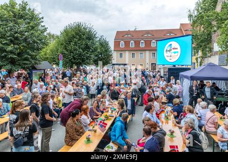 Herrnhut, Deutschland. Juli 2024. Menschen nehmen an einem Bürgerfest in Herrnhut Teil. Die UNESCO hat die kleine sächsische Stadt Herrnhut als Teil der Siedlungen der Mährischen Kirche zum Weltkulturerbe erklärt. In Herrnhut findet anlässlich dieser Auszeichnung ein Bürgerfest statt. Vermerk: Frank Hammerschmidt/dpa/Alamy Live News Stockfoto