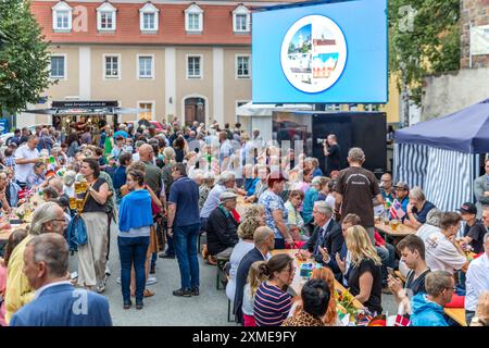 Herrnhut, Deutschland. Juli 2024. Menschen nehmen an einem Bürgerfest in Herrnhut Teil. Die UNESCO hat die kleine sächsische Stadt Herrnhut als Teil der Siedlungen der Mährischen Kirche zum Weltkulturerbe erklärt. In Herrnhut findet anlässlich dieser Auszeichnung ein Bürgerfest statt. Vermerk: Frank Hammerschmidt/dpa/Alamy Live News Stockfoto