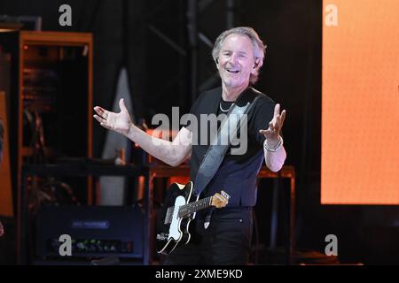 Borgholm, Schweden. Juli 2024. BORGHOLM, SCHWEDEN 20240727Tomas Ledin tritt während eines Konzerts in Borgholms Burgruine auf Öland auf. Das schwedische Königspaar nahm an dem Konzert Teil. Foto: Mikael Fritzon/TT/Code 62360 Credit: TT News Agency/Alamy Live News Stockfoto