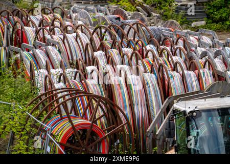 Kabeltrommeln mit Kabelkanälen für Glasfaserkabel, in einem Lagerplatz, Nordrhein-Westfalen, Deutschland Stockfoto