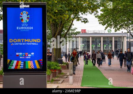 Grüner Teppich im Stadtzentrum von Dortmund, der vom Hauptbahnhof zum Dortmunder Westfalenstadion führt, eine Art Wegweiser für Fußball Stockfoto