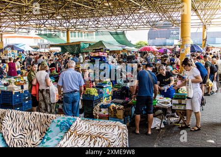 Odesa, Ukraine, 27. Juli 2024 der Pryvoz-Markt ist der größte Lebensmittelmarkt in Odesa und einer der größten Märkte der Welt. Die Leute kaufen schnell ein Stockfoto