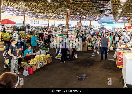 Odesa, Ukraine, 27. Juli 2024 der Pryvoz-Markt ist der größte Lebensmittelmarkt in Odesa und einer der größten Märkte der Welt. Die Leute kaufen schnell ein Stockfoto