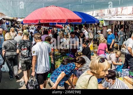 Odesa, Ukraine, 27. Juli 2024 der Pryvoz-Markt ist der größte Lebensmittelmarkt in Odesa und einer der größten Märkte der Welt. Die Leute kaufen schnell ein Stockfoto