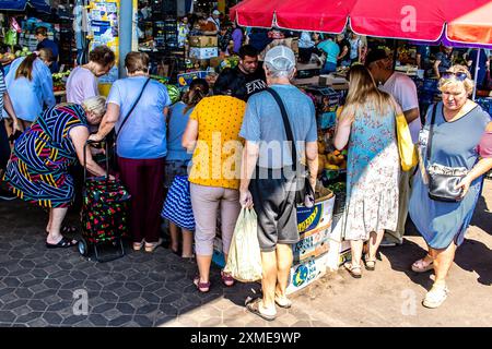 Odesa, Ukraine, 27. Juli 2024 der Pryvoz-Markt ist der größte Lebensmittelmarkt in Odesa und einer der größten Märkte der Welt. Die Leute kaufen schnell ein Stockfoto