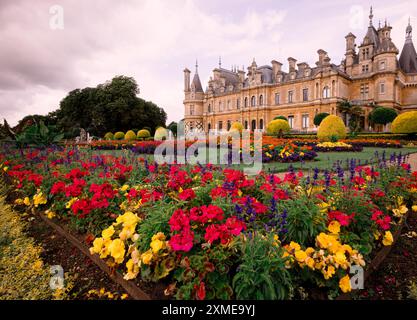 Das atemberaubende Parterre im Waddesdon Manor in Waddesdon, Buckinghamshire in voller Blüte. Stockfoto