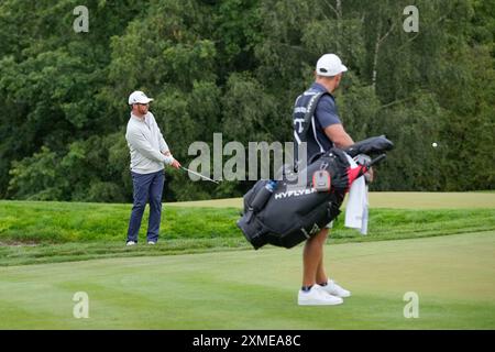 Juli 2024; JCB Golf & amp; Country Club, Rocester, Uttoxeter, England; LIV UK Golf League, Runde 2; Andy Ogletree von den Highflyers GC Chips bis zum 18. Green Stockfoto