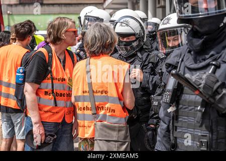 Polizeieinsatz bei der Demonstration gegen die AFD-Parteikonferenz in Essen sprechen unabhängige Beobachter mit den Offizieren, Nordrhein-Westfalen Stockfoto