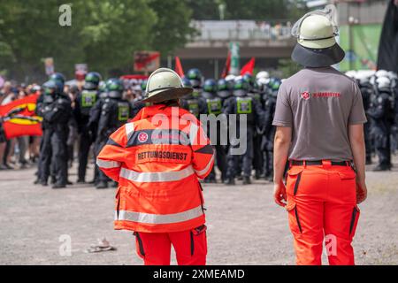 Johanniter Unfallhilfe bei der Demonstration gegen die AFD-Parteikonferenz in Essen, Nordrhein-Westfalen Stockfoto